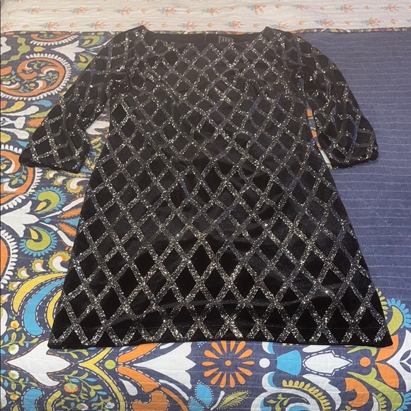 Elegant Black and Silver Midi Dress - Picture 2 of 9